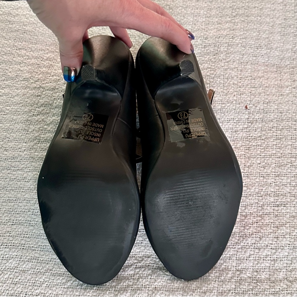 Journee Collection Black T-Strap Mary Jane Pumps Heels Size 7.5 - Picture 6 of 6